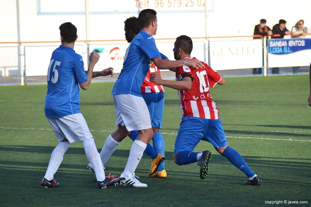 Javi intentando un remate