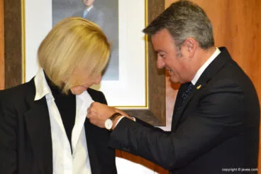 José Chulvi imponiendo la medalla de oro