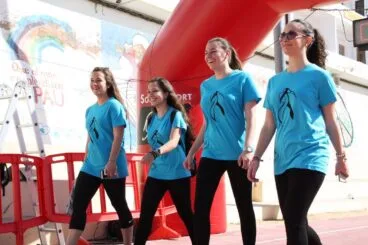 Jóvenes participantes en la Cursa de la Dona