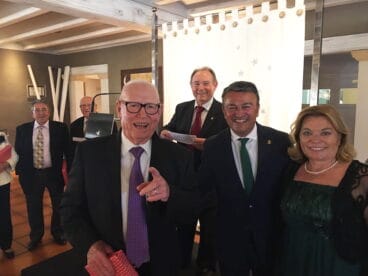 Jubilados sonrientes tras recibir su reconocimiento