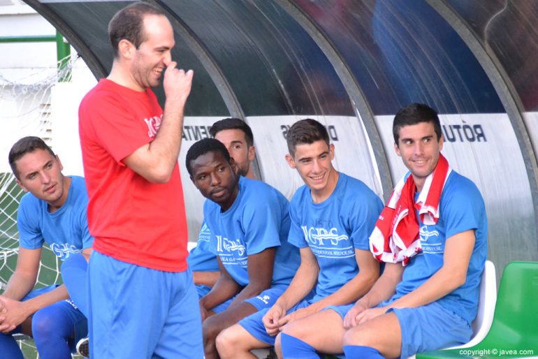Players of CD Jávea on the bench