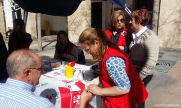 La doctora realizando las pruebas de la diabetes B