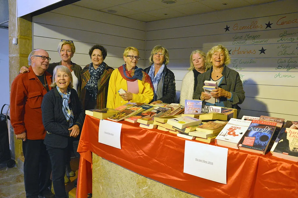 La edil Doris Courcelles en el stand donde se liberan los libros