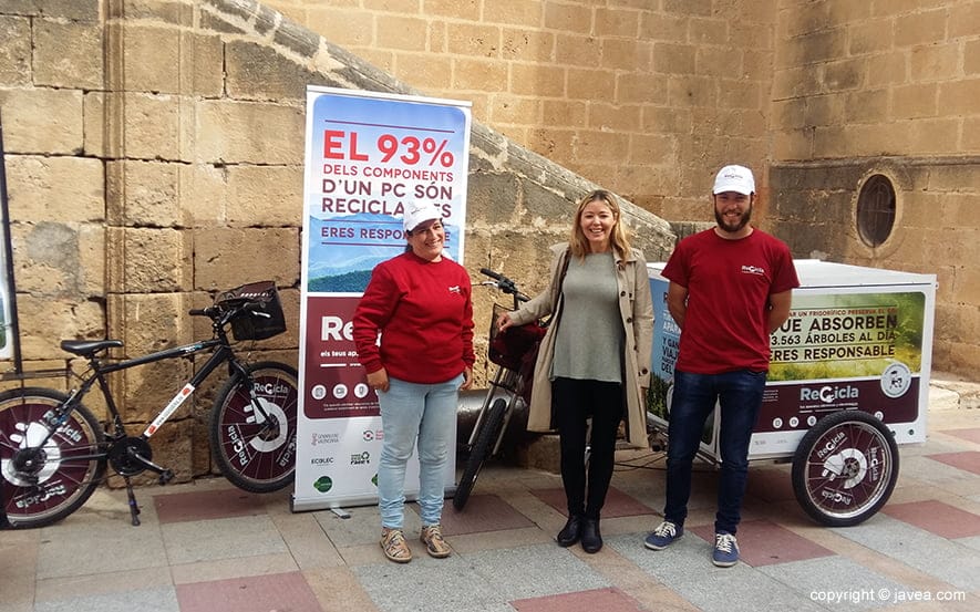 La edil Kika Mata junto  a los responsables de la campaña de Reciclaje