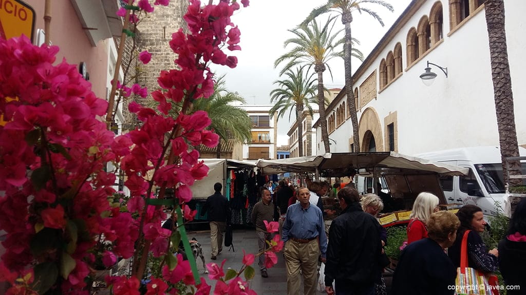 Mercadillo en la Plaza Celestino Pons