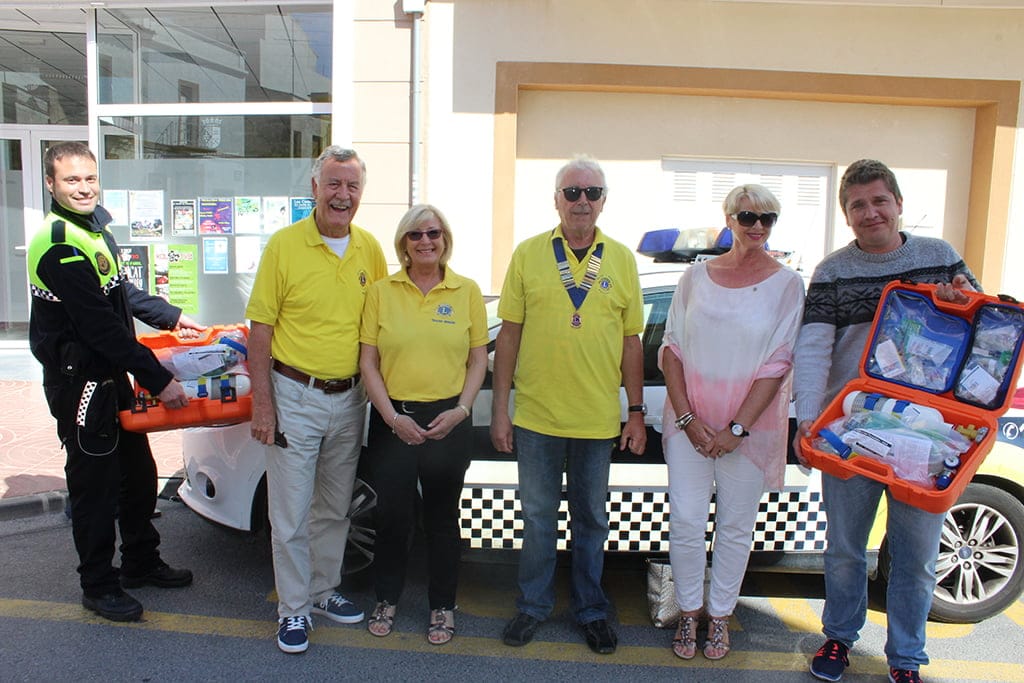 Miembros del Lions Club donando el material sanitario