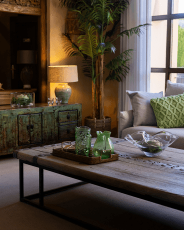 Mobiliario de estilo colonial para un salon elegante y acogedor