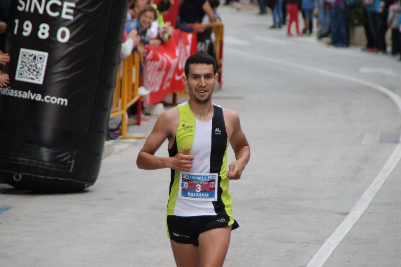 Moha Younes entrando en meta