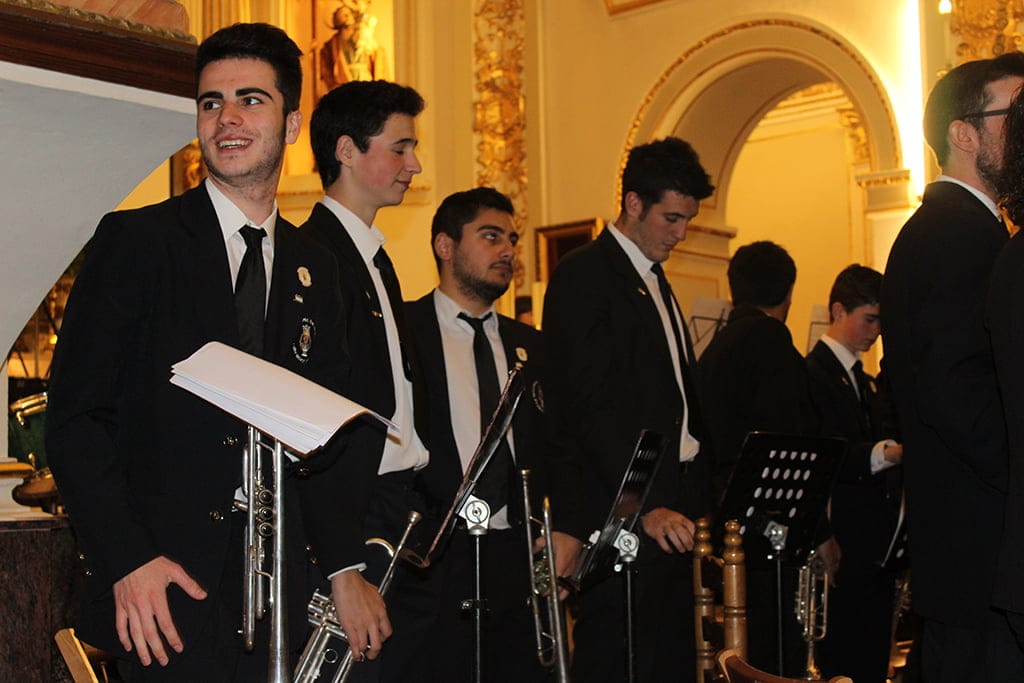 Musicos recibiendo la ovacion