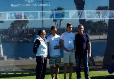 Pablo y Enrique Luján en el podio