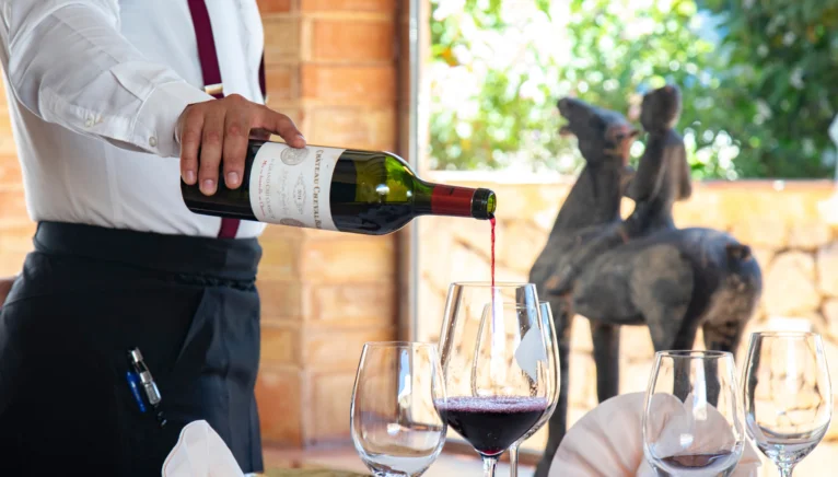 Begleiten Sie Ihr Essen mit einem guten Wein im Vall de Cavall