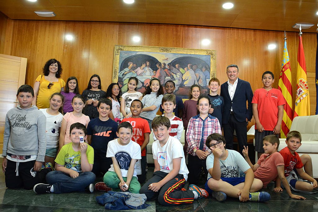 Alumnos del colegio Vicente Tena con el alcalde
