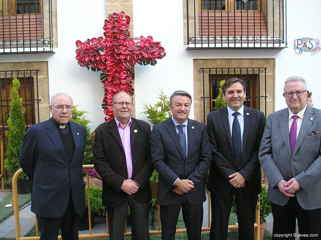 Autoridades en la Cruz de la plaza del la iglesia