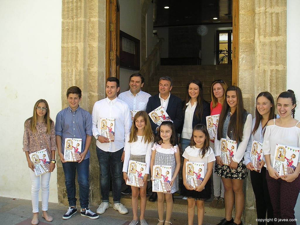 Autoridades municipales y festeras con el libro de Fogueres 2016