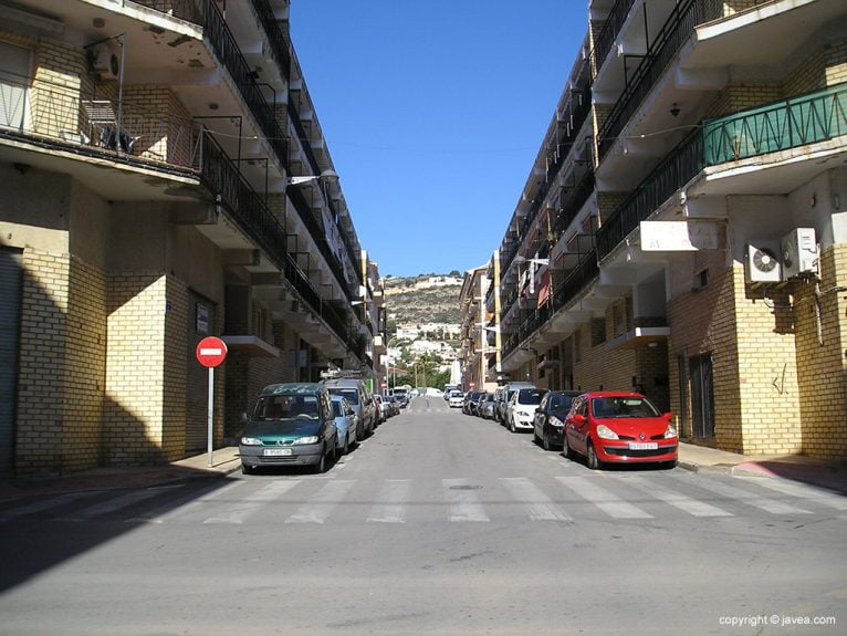 Una de las calles del barrio de Thiviers en Xàbia