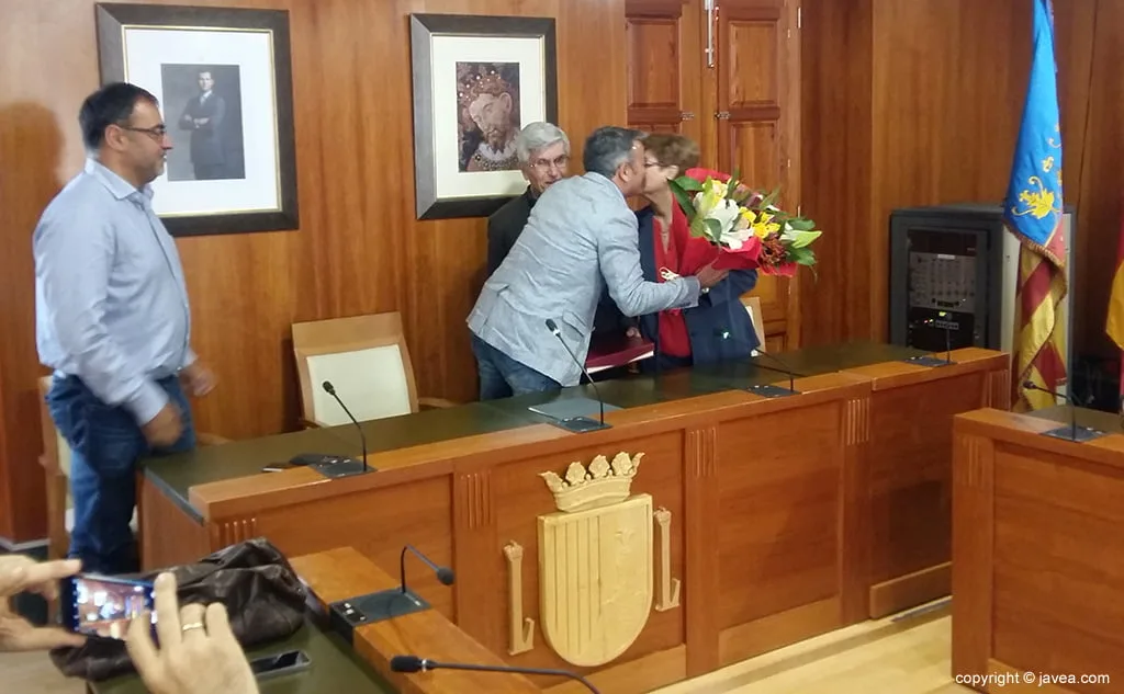 Chulvi entregando el ramo a Mari Carmen Sendra