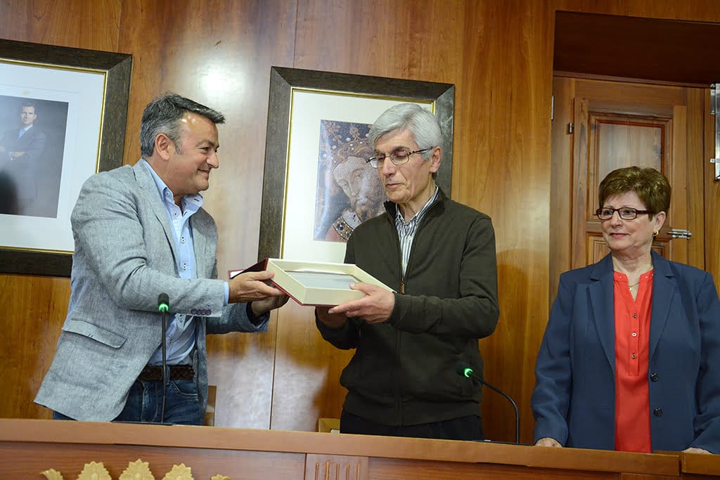 Chulvi entregando la placa a Miguel Benavent