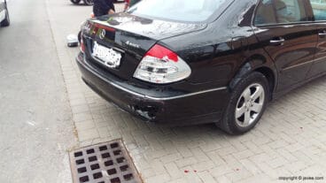 Coche ante el que se estrelló el ciclomotor