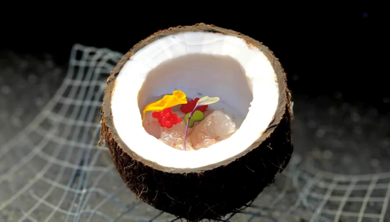 Coco relleno de gambas