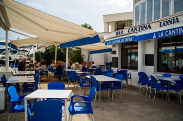 Disfruta de sus platos en su terraza frente al mar