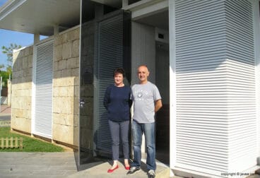 Eduardo Devesa junto a su esposa en el baret del Bus de Xàbia