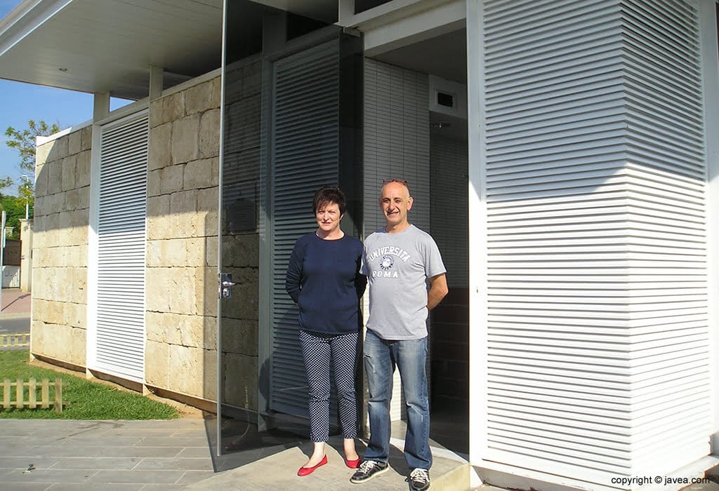 Eduardo Devesa junto a su esposa en el baret del Bus de Xàbia