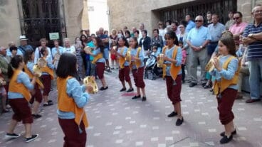 Escolares bailando la Dansà de la Pandereta