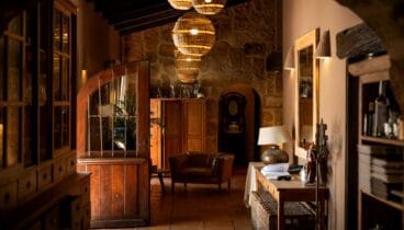 Estancias interiores decoradas con estilo rústico y mobiliario de madera