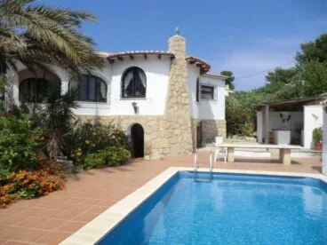 Fachada y piscina Atina Inmobiliaria