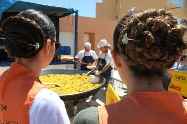 Festeras mirando la paella gigante