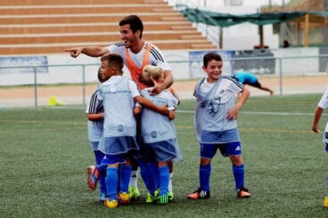 Gayá abrazado por los niños