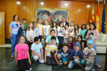 Grupo de alumnos y alumnas del Tena en el ayuntamiento