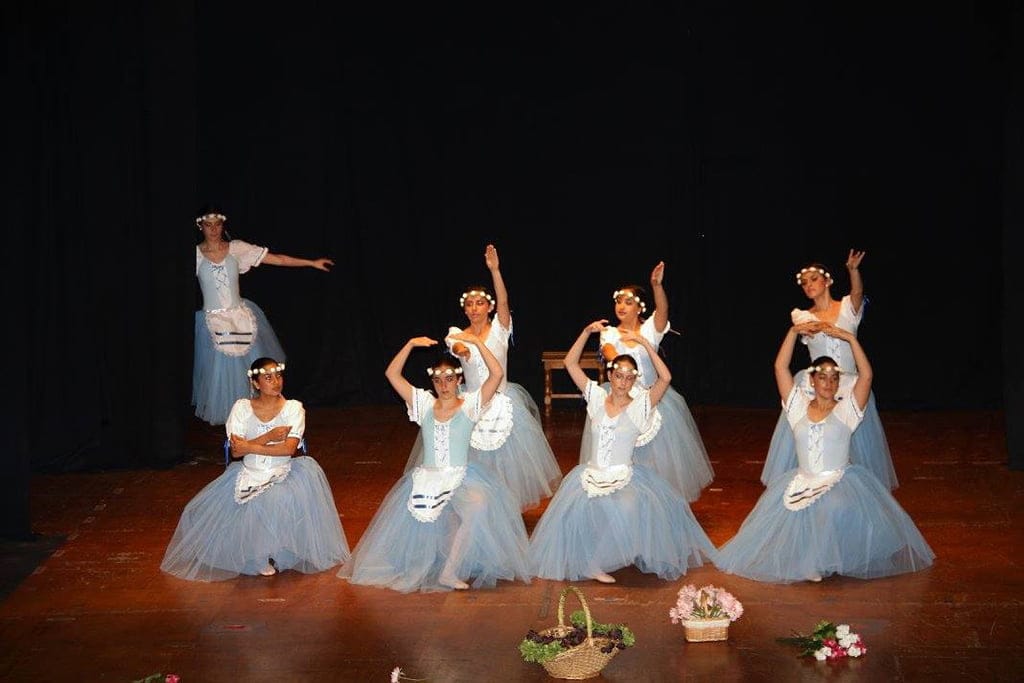 Grupo de danza en el escenario