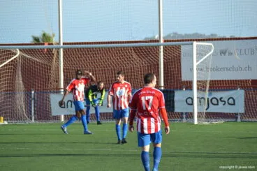 Jugadores del CD Jávea en tarea defensivas