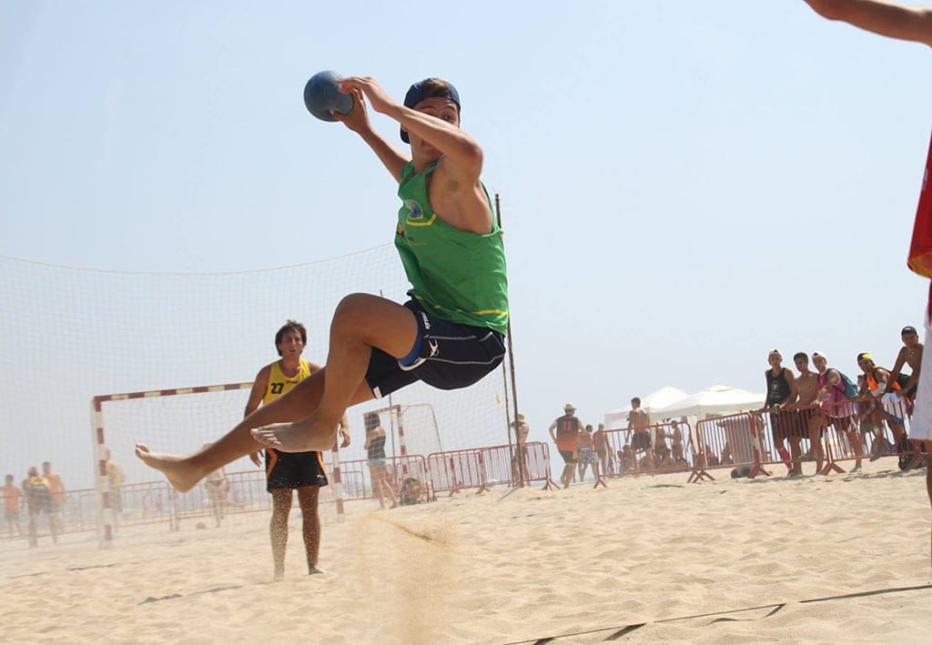 Lanzamiento en un partido de balonmano Playa