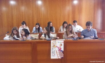 Las protagonistas de la fiesta ojeando el libro