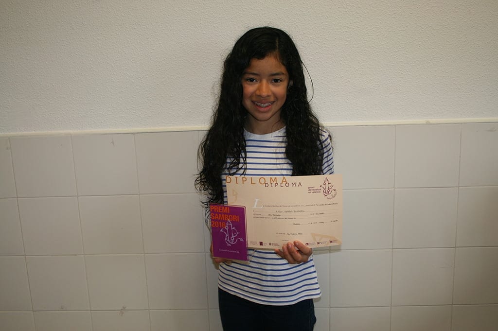 Liccy Saenz con su premio