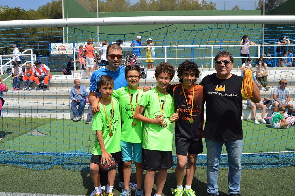 Los alevines del CH Xàbia con sus medallas