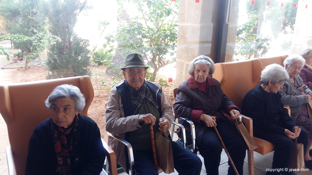 Los ancianos con los presentes dados por la Cofradía del Nazareno