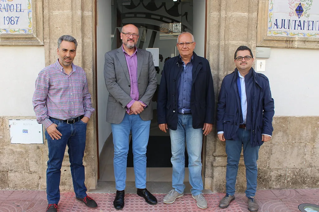 Los ediles Josep Femenía y Vicente Grimalt en el ayuntamiento de Benitatxell