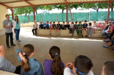 Los niños atentos a las explicaciones del reciclaje