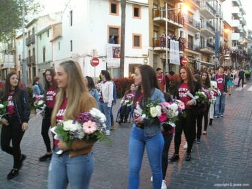 Los Quintos durante la ofrenda
