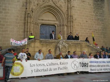 Manifestantes frente al ayuntamiento