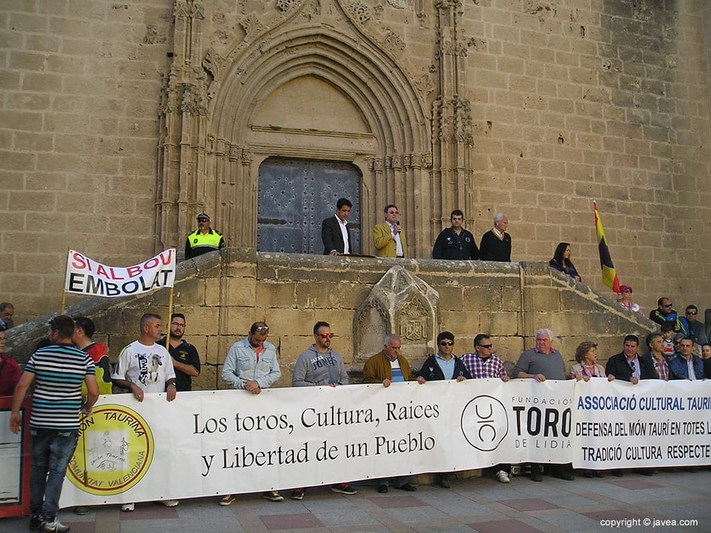 Manifestantes frente al ayuntamiento