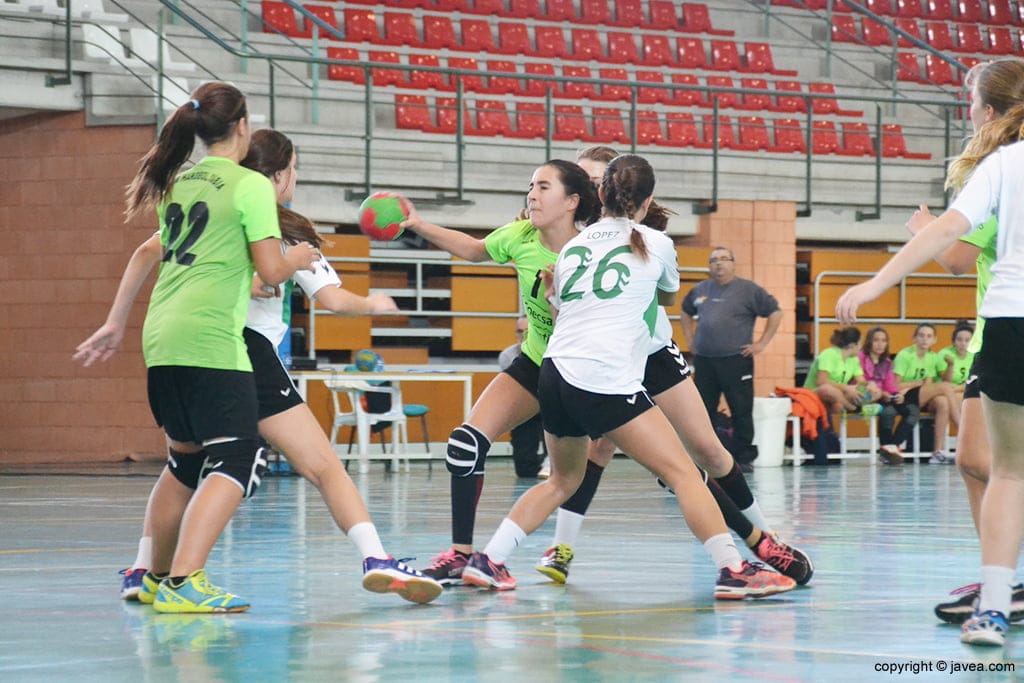 Maria Cardona entrando en la defensa rival