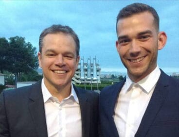 Matt Damon junto a un invitado a la boda