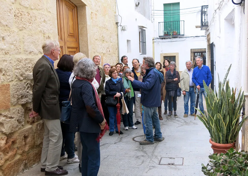 Miembros de Amux de paseo por el casco antiguo de Xàbia