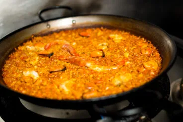 No puedes perderte sus paellas de pescado
