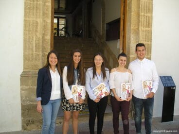 La reina y sus damas con los presidentes de Fogueres