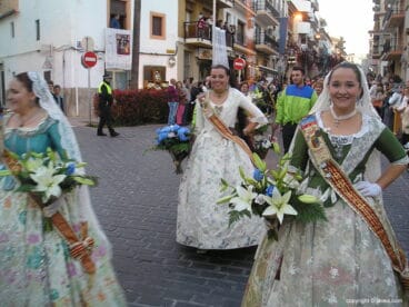 Reina y Damas de Fogueres 2015 en la ofrenda